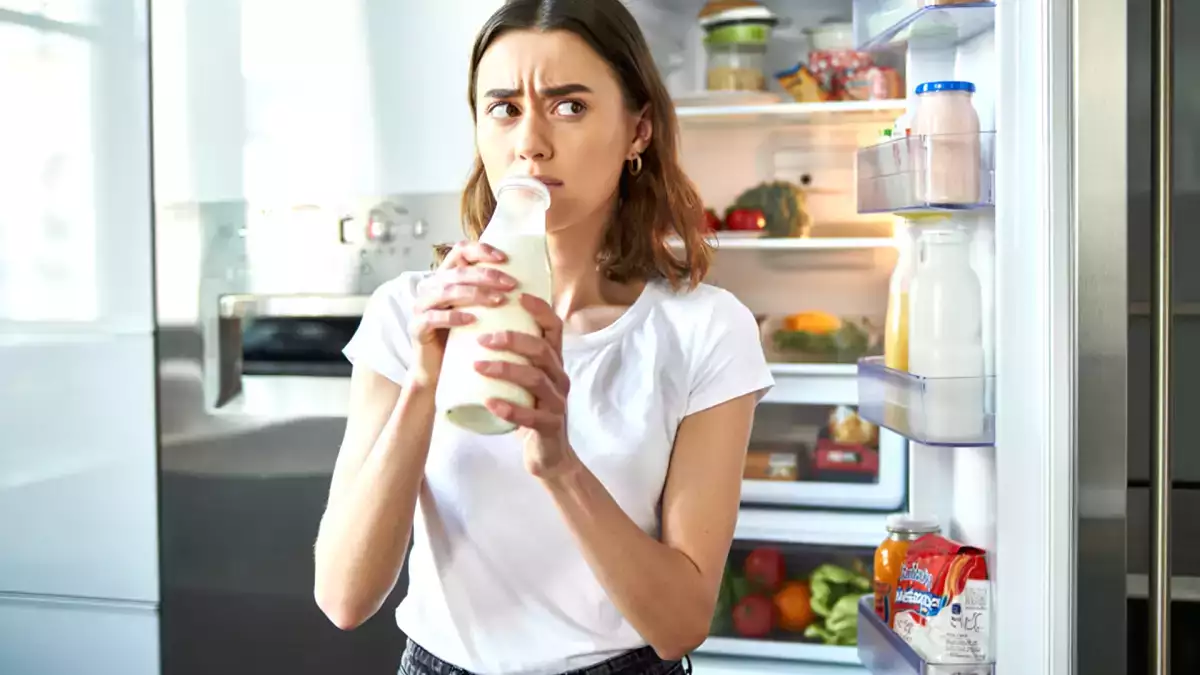 Kalte Milch aus der Flasche trinken: die Angewohnheit, die das Immunsystem schwächt