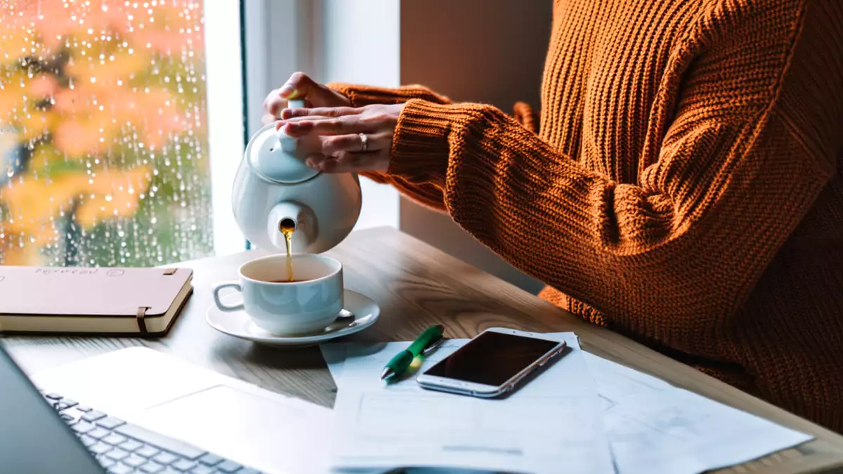 Sie glauben, dass Sie sich in der Kälte mit Flüssigkeit versorgen... aber ist Tee wirklich ein Ersatz für Wasser?