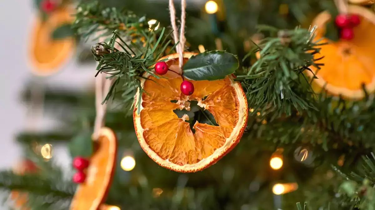 Wie man getrocknete Orangen für die Weihnachtsdekoration herstellt (und das Haus festlich duften lässt)