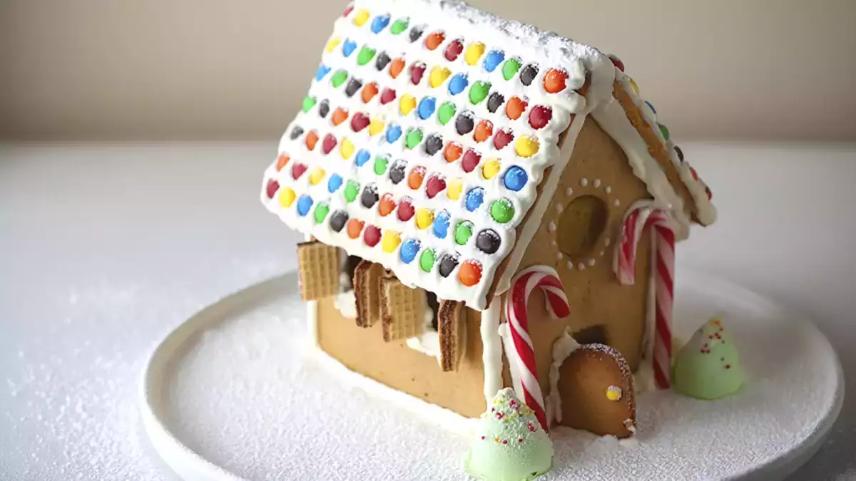 Wie man ein Lebkuchenhaus von Grund auf selbst herstellt (und es sieht umwerfend aus)