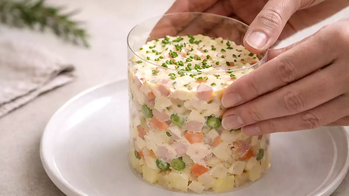 Ohne Plattierring und mit Gästen: der Trick, der die Präsentation Ihrer Gerichte rettet (mit etwas, das Sie bereits zu Hause haben).