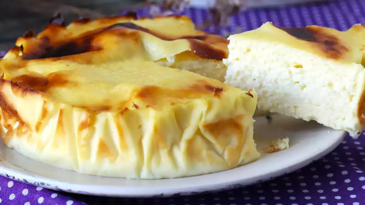 Gesunder Käsekuchen in der Heißluftfritteuse. Das süße Verlangen zu genießen, ohne die Hektik.