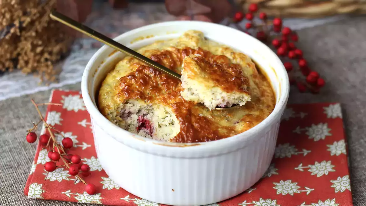 Dieser Protein-Cake mit roten Früchten ist zu meinem Lieblingsplan B geworden, wenn ich Lust auf etwas Süßes habe, ohne mich schuldig zu fühlen.