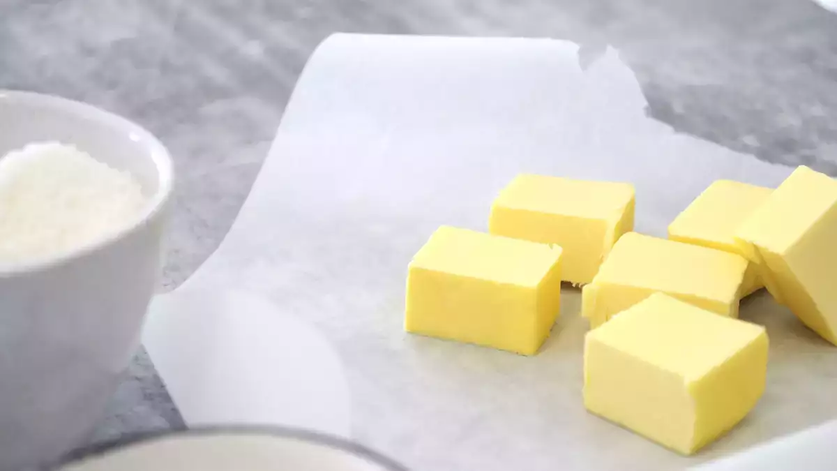 Kalte, cremige oder geschmolzene Butter: das Detail, das über Ihr Dessert entscheidet.