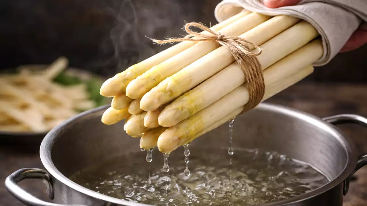 Warum Spitzenköche weißen Spargel im Bündel kochen