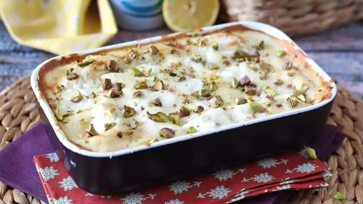 Lasagne di pesce: das cremige Rezept mit Lachs, Burrata und Pistazien, das das Sonntagsessen revolutioniert
