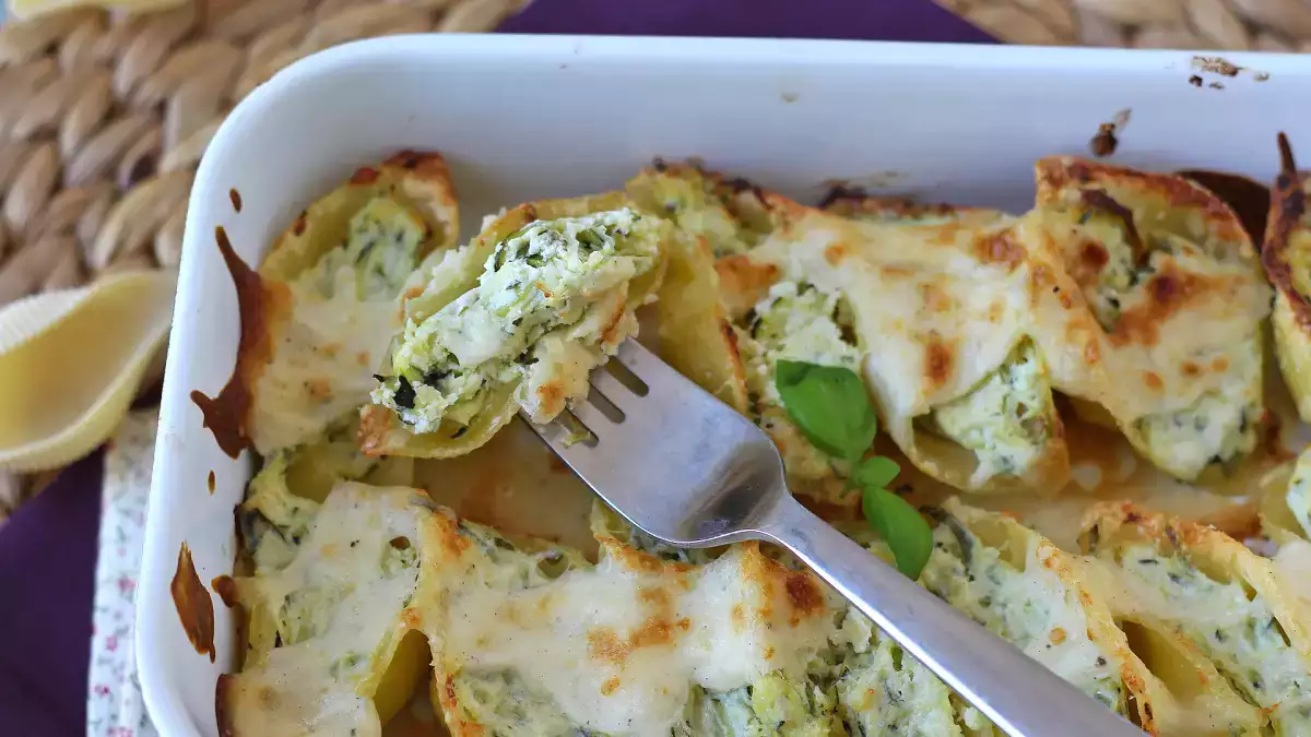 Conchiglioni gefüllt mit Ricotta, Zucchini und Zitrone: der perfekte cremige erste Gang für das Osteressen