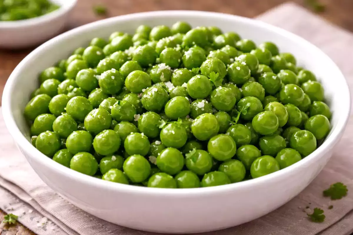 Wie kocht man frische Erbsen? Mit welchen Tricks sie zart und grün bleiben