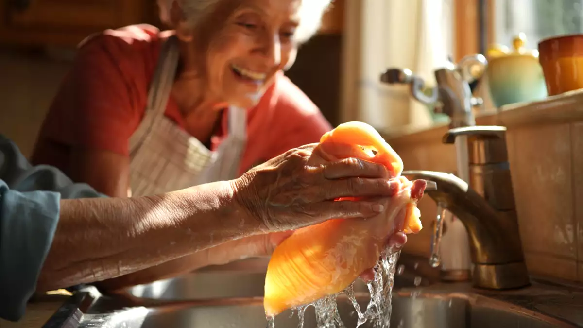 Muss man Hühnerfleisch wirklich waschen, bevor man es kocht? Die Wahrheit, die dir deine Mutter und Großmutter nie erzählt haben