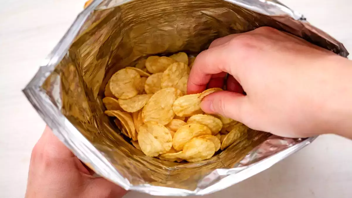 Warum ist so viel Luft in den Tüten mit Chips? Werden wir betrogen?
