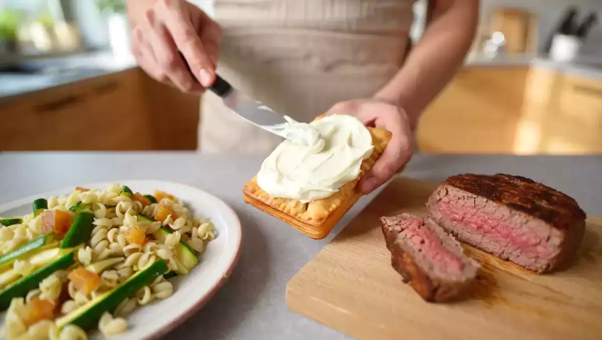 Tagesmenü, 28. April: italienische Zucchini-Pasta, Hacksteak aus dem Air Fryer und Pfirsich-Vanilleschnitten