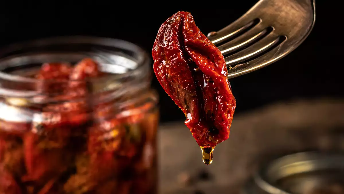 Sonnengetrocknete Tomaten in Öl: ein Geschmackskonzentrat in der Speisekammer und 10 Rezepte, um es optimal zu nutzen.