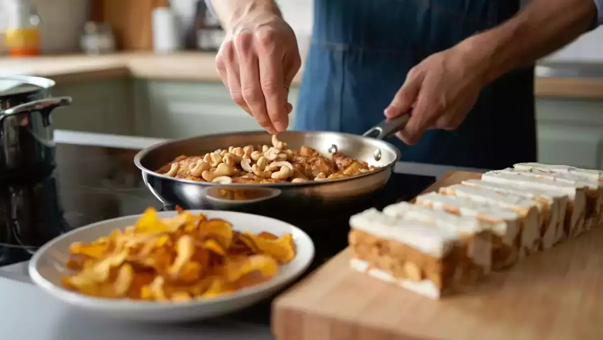 Tagesmenü, 1. Mai: Kürbis-Chips, Hähnchen mit Cashew-Nüssen und Erdmandelnougat-Schnitten
