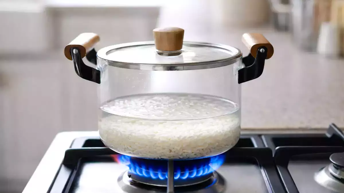 Man muss kein Wasser abmessen: der einfache Trick für losen Reis, den kaum jemand anwendet