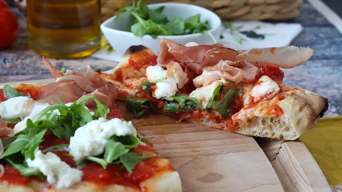 Entdecken Sie Pinsa: die leichtere Alternative zur Pizza, die Sie in wenigen Minuten zu Hause zubereiten können.
