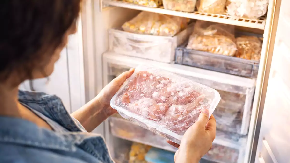 Auftauen vergessen? Mit diesem einfachen Trick ist das in wenigen Minuten erledigt und jede Mahlzeit gerettet