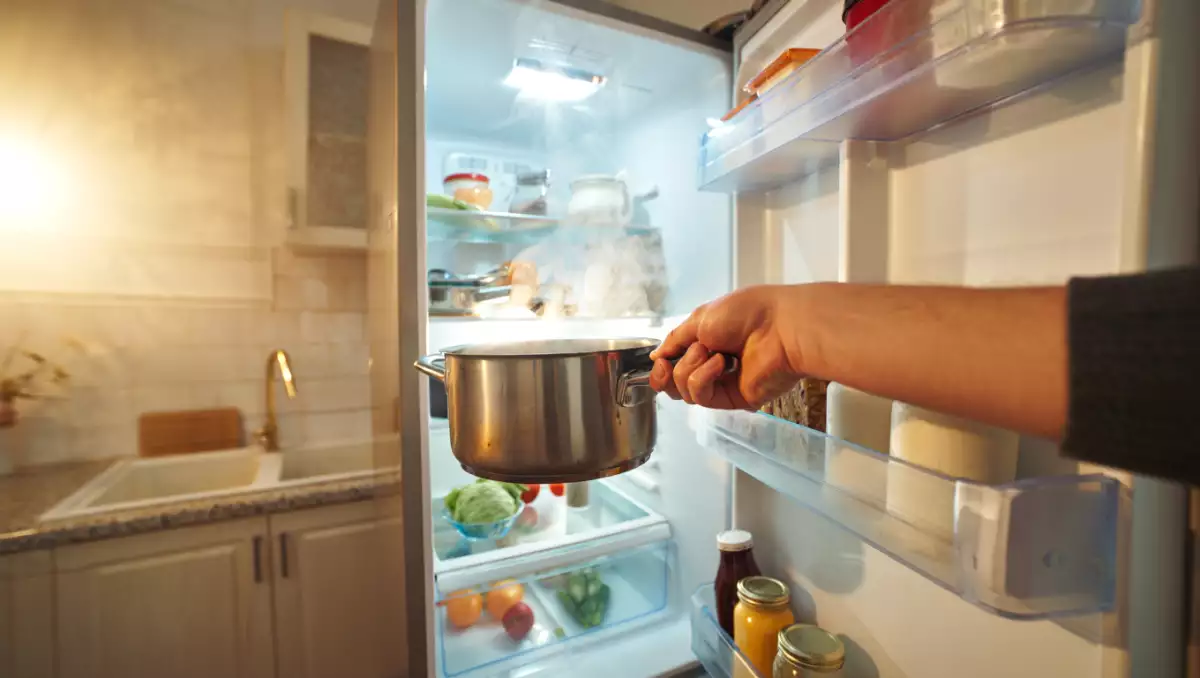 Warum es besser ist, einen Topf mit Resten abkühlen zu lassen, bevor man ihn in den Kühlschrank stellt