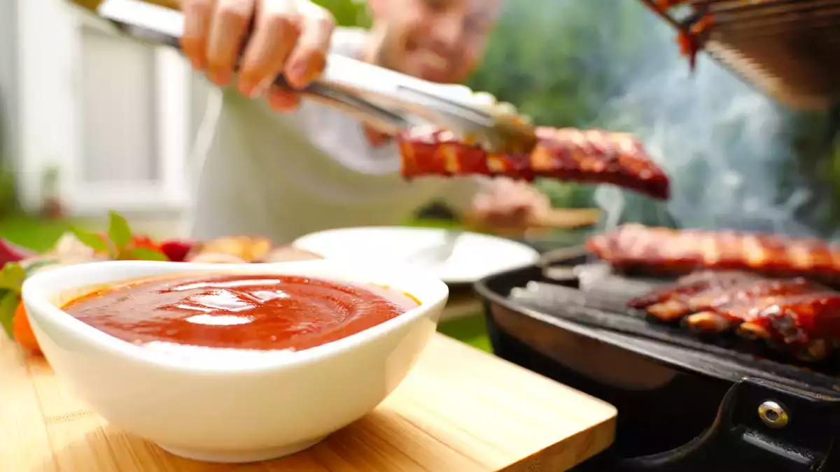 Barbecue-Soße: Zu Hause zubereitet, verwandelt sie jedes Fleisch