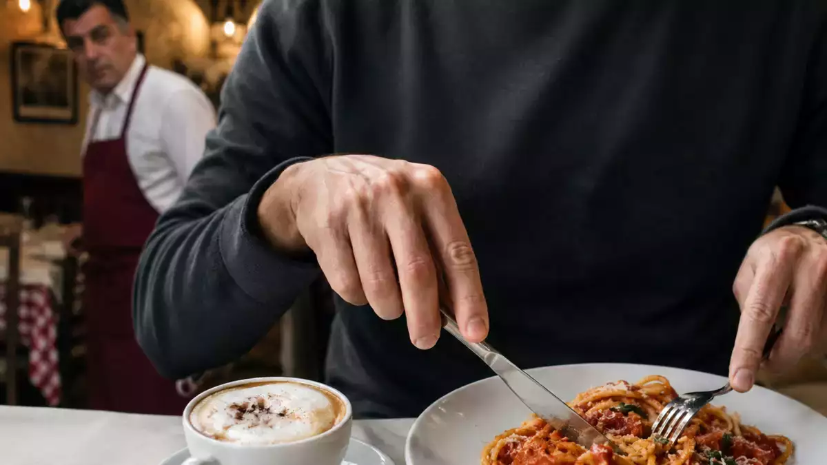 Was man bei Pasta, Kaffee und Pizza niemals tun sollte, wenn ein Italiener in der Nähe ist