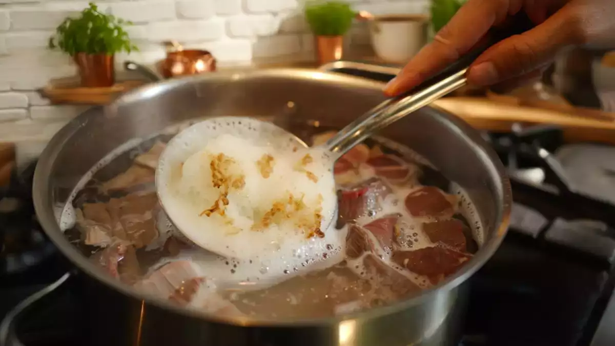 Für den seltsamen Schaum auf dem Fleisch gibt es eine Erklärung, die alles in der Küche verändert