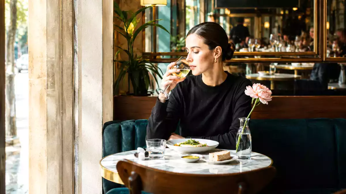 Der Tisch für eine Theorie: Warum sich alleine essen nicht mehr wie eine Niederlage anfühlt, sondern wie ein kleiner Luxus