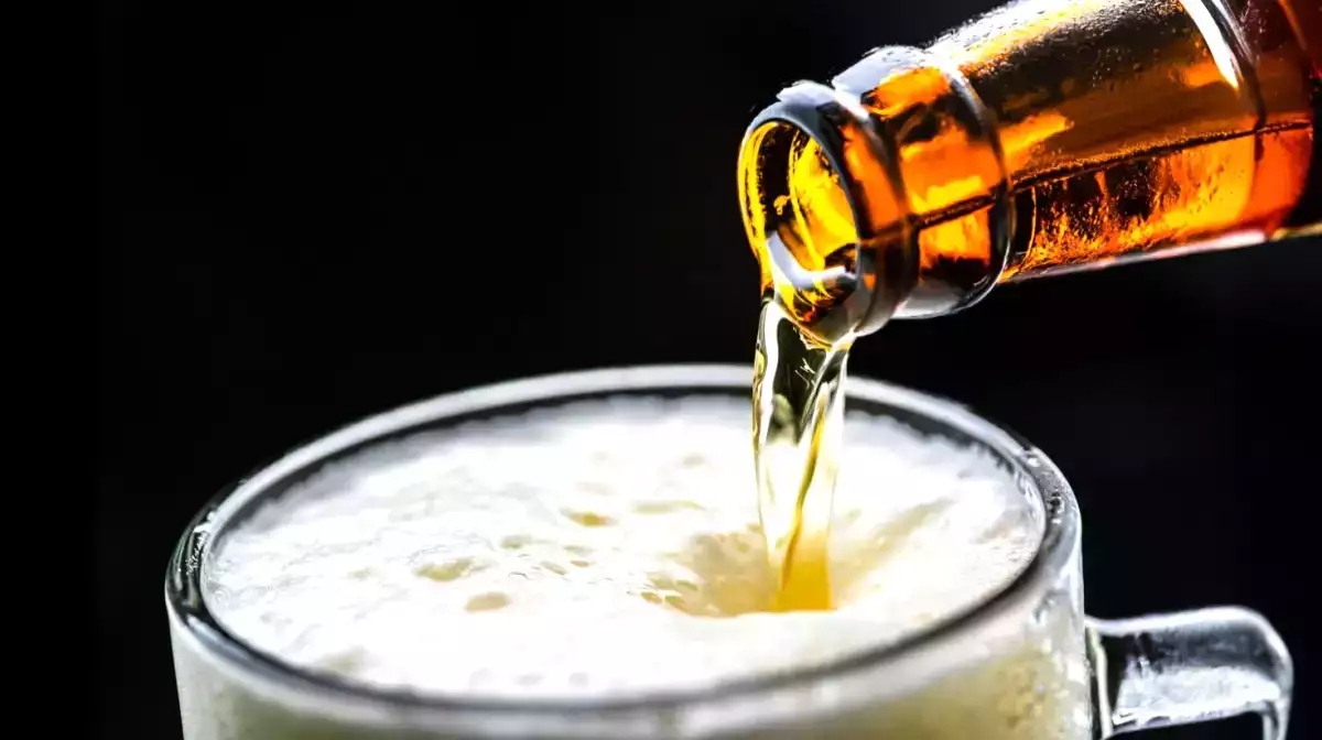 Warum schäumt Bier weniger, wenn man das Glas kippt?