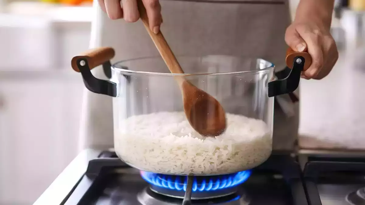 Wie man Reis fehlerfrei erhitzt und ihn nie wieder trocken, hart oder matschig werden lässt