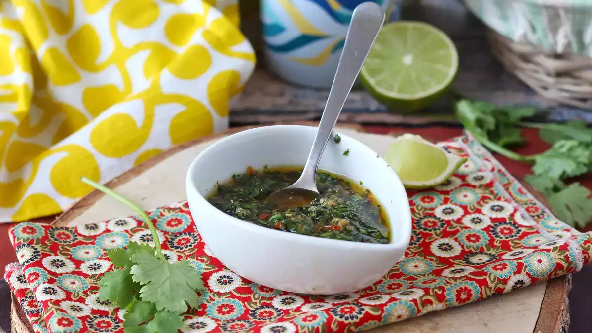 Chimichurri, die argentinische Sauce, die bei deinen Grillpartys nicht fehlen darf: Was sie enthält und drei Tipps für ein perfektes Ergebnis