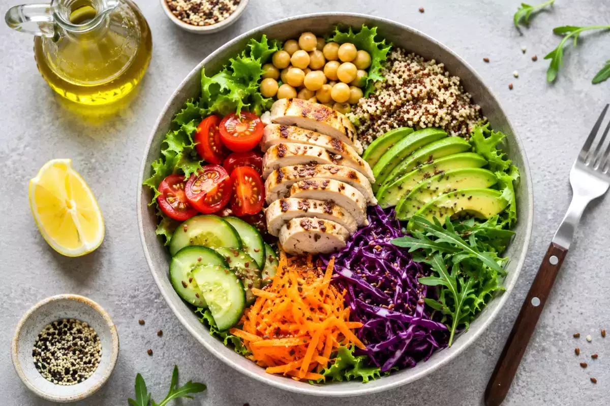 Die Zutaten, die Ihre Salate richtig sättigend machen (und den Heißhunger um 16 Uhr verhindern)