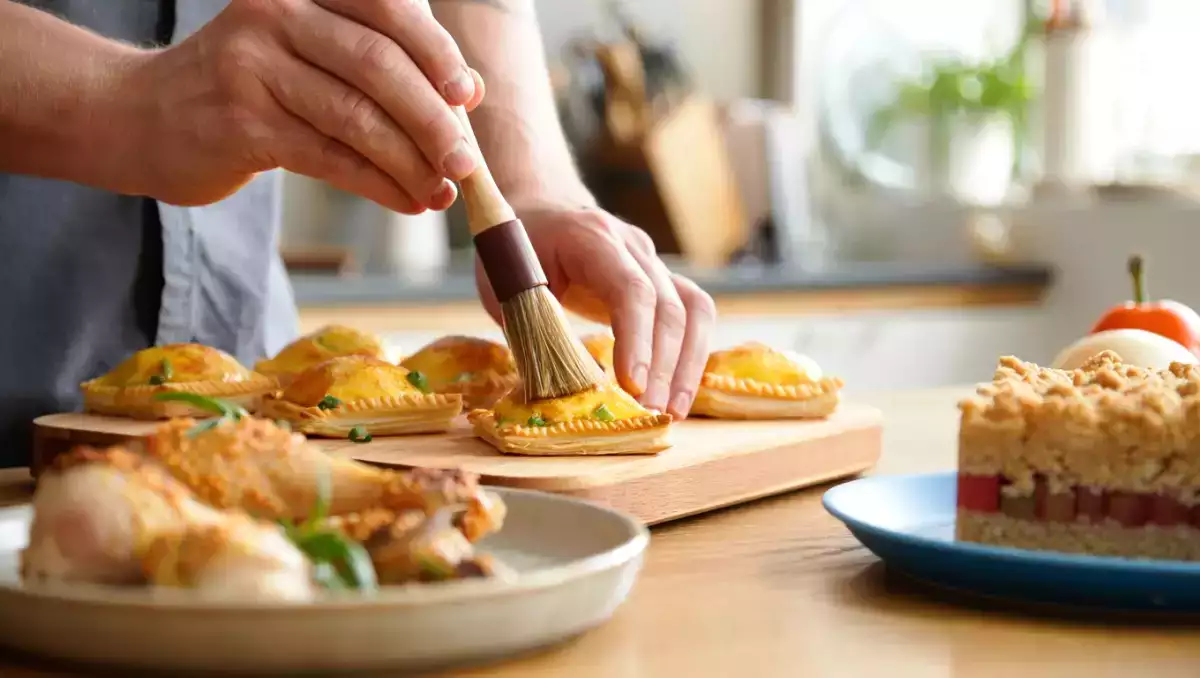 Tagesmenü, 19. Juni: köstliche Rosenbörek, herzhaftes Huhn und fruchtiger Rhabarberkuchen