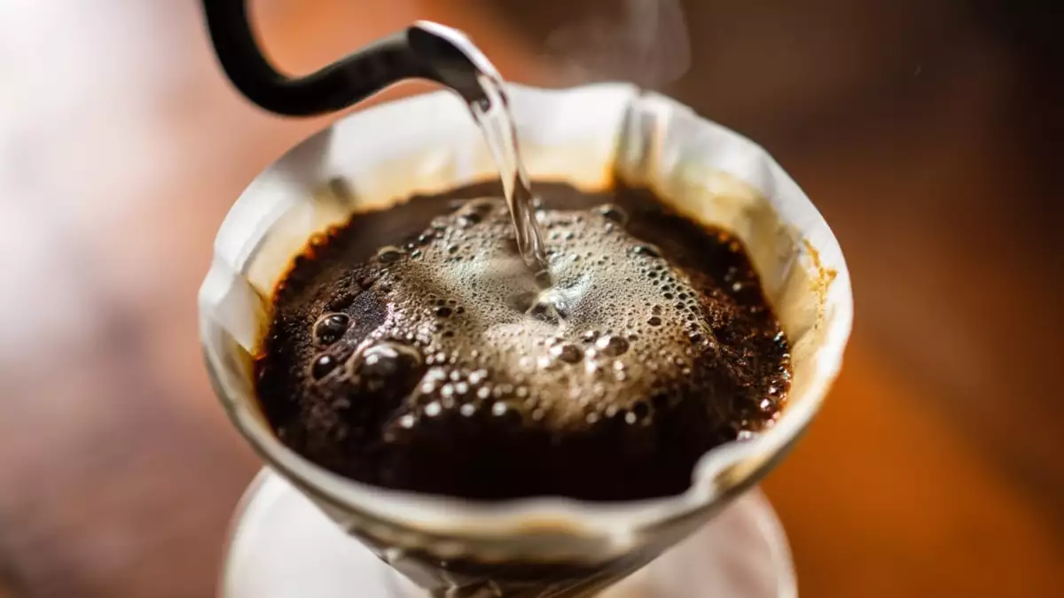 Ich hielt es für übertrieben, vor dem Abseihen Zimt in den Kaffee zu geben – bis ich den unerwarteten Effekt entdeckte, der alles veränderte