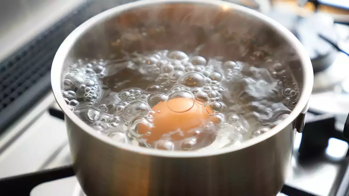 Wie kocht man ein Ei richtig: in kaltem Wasser, in kochendem Wasser oder in einem heißen Topf?