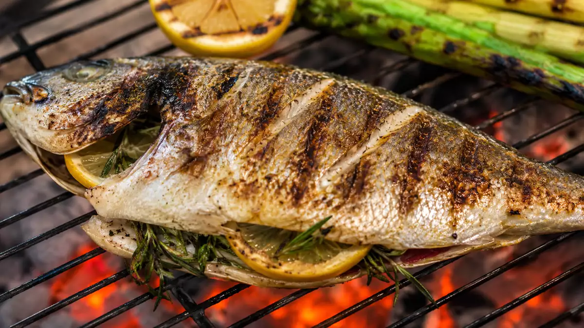 Fisch vom Grill: Tipps, damit er nicht anklebt, nicht zerfällt und genau richtig saftig wird