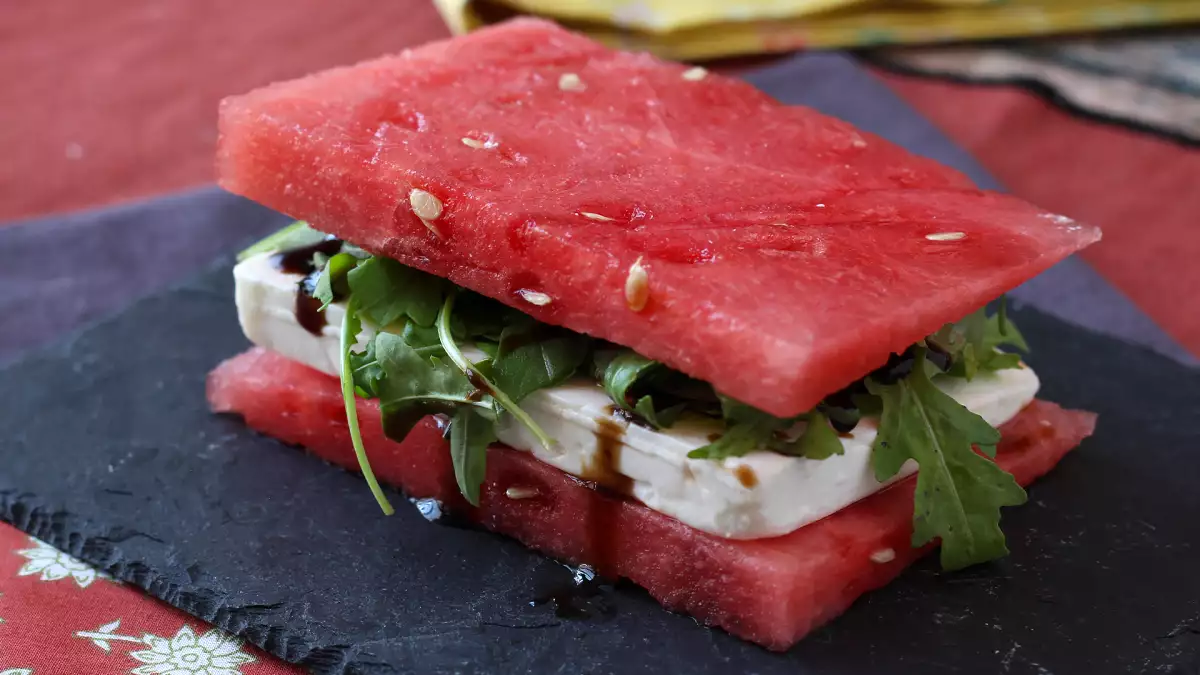 Nie wieder nur als Dessert: Sechs herzhafte Rezepte mit Wassermelone, die überraschen und ihren Geschmack neu interpretieren