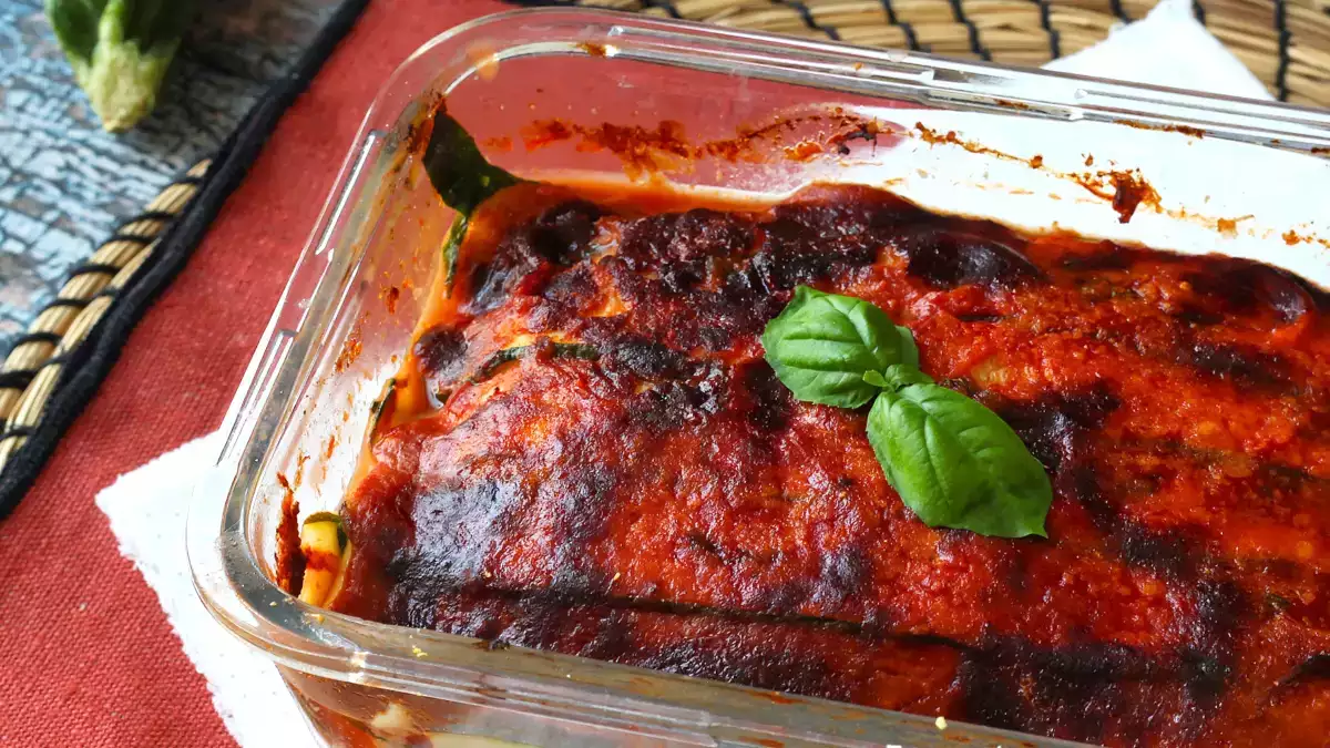 Ja, du kannst Zucchini-Parmigiana in der Heißluftfritteuse zubereiten: eine knusprige Variante, die alles verändert