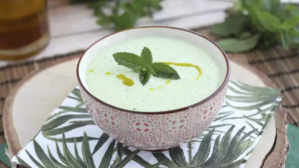 Mehr als nur Gazpacho: 12 kalte Suppen und Cremesuppen für eine gesündere Ernährung bei heißem Wetter