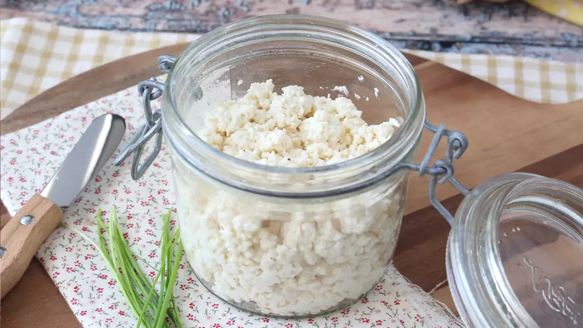 Wie stellt man selbst Hüttenkäse her? Das supergünstige Rezept mit nur zwei Zutaten!