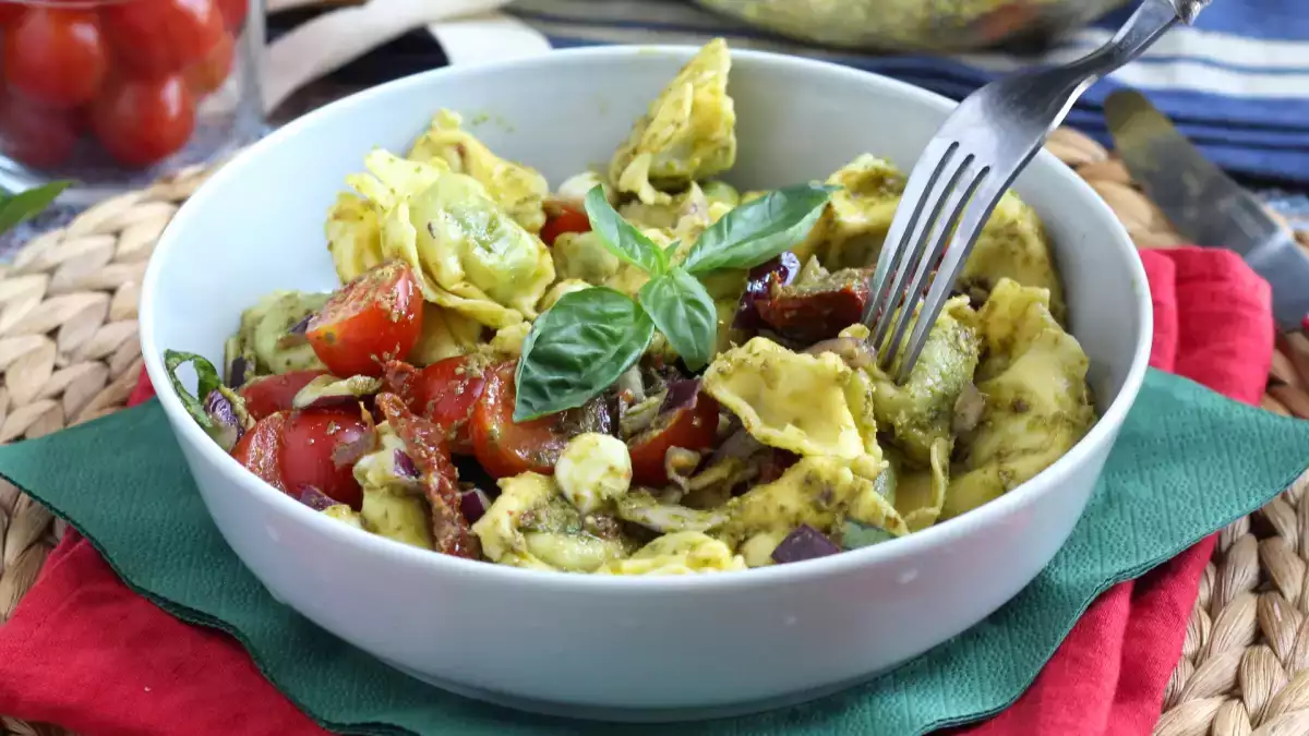 Kalter Tortellini-Salat: Puristen werden die Nase rümpfen, aber er ist schneller weg als der Reissalat