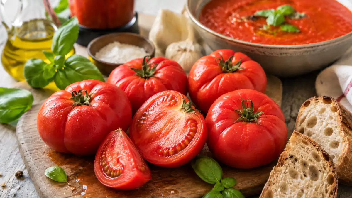 Was man mit sehr reifen Tomaten kochen kann: 9 einfache Sommerrezepte, um sie zu verwerten, bevor sie schlecht werden