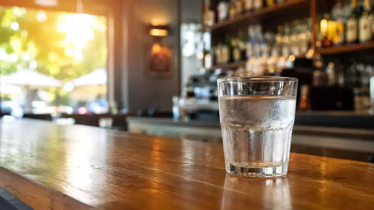Hitzewelle: Ist eine Bar verpflichtet, Ihnen ein Glas Wasser anzubieten, wenn Sie nichts bestellen?