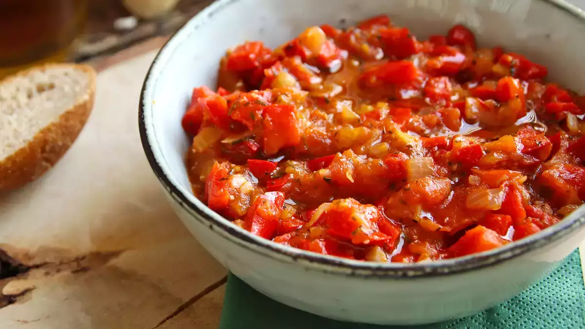 Bereite im Sommer die Tomaten-Paprika-Soße zu und friere sie ein: Im Winter ist sie die Rettung für die Pasta – und nicht nur dafür