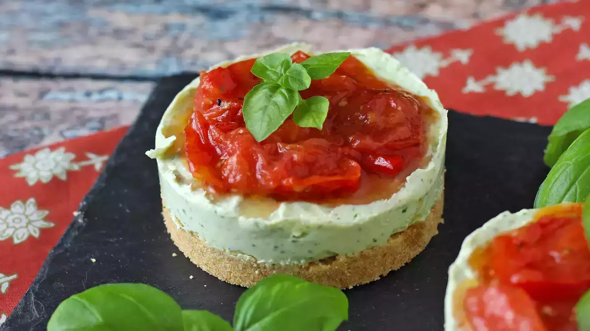 Kleine herzhafte Käsekuchen in Einzelportionen: frisch, cremig und einfach zu servieren – für jeden Anlass