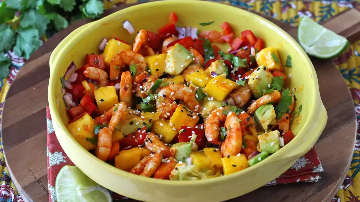 Garnelen-Mango-Salat: das frische, farbenfrohe und einfache Rezept, auf das man den ganzen Sommer über Lust hat
