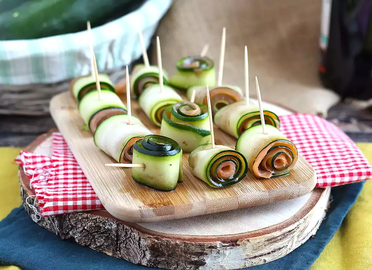 Zu viele Zucchini? Dieses Rezept mit gerollten Zucchini-Röllchen lässt sich kalt genießen und ist eine willkommene Abwechslung zum Gratin.