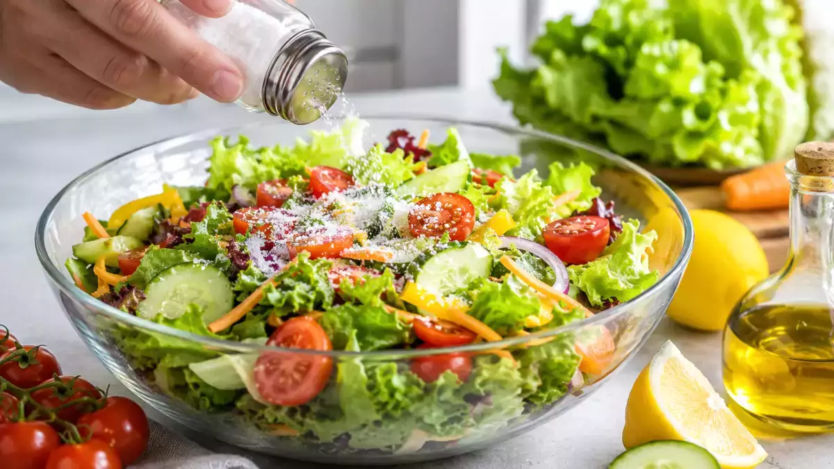 Hast du zu viel Salz in den Salat gegeben? Ein Trick, mit dem du den richtigen Geschmack wiederherstellst, ohne Wasser zu verwenden