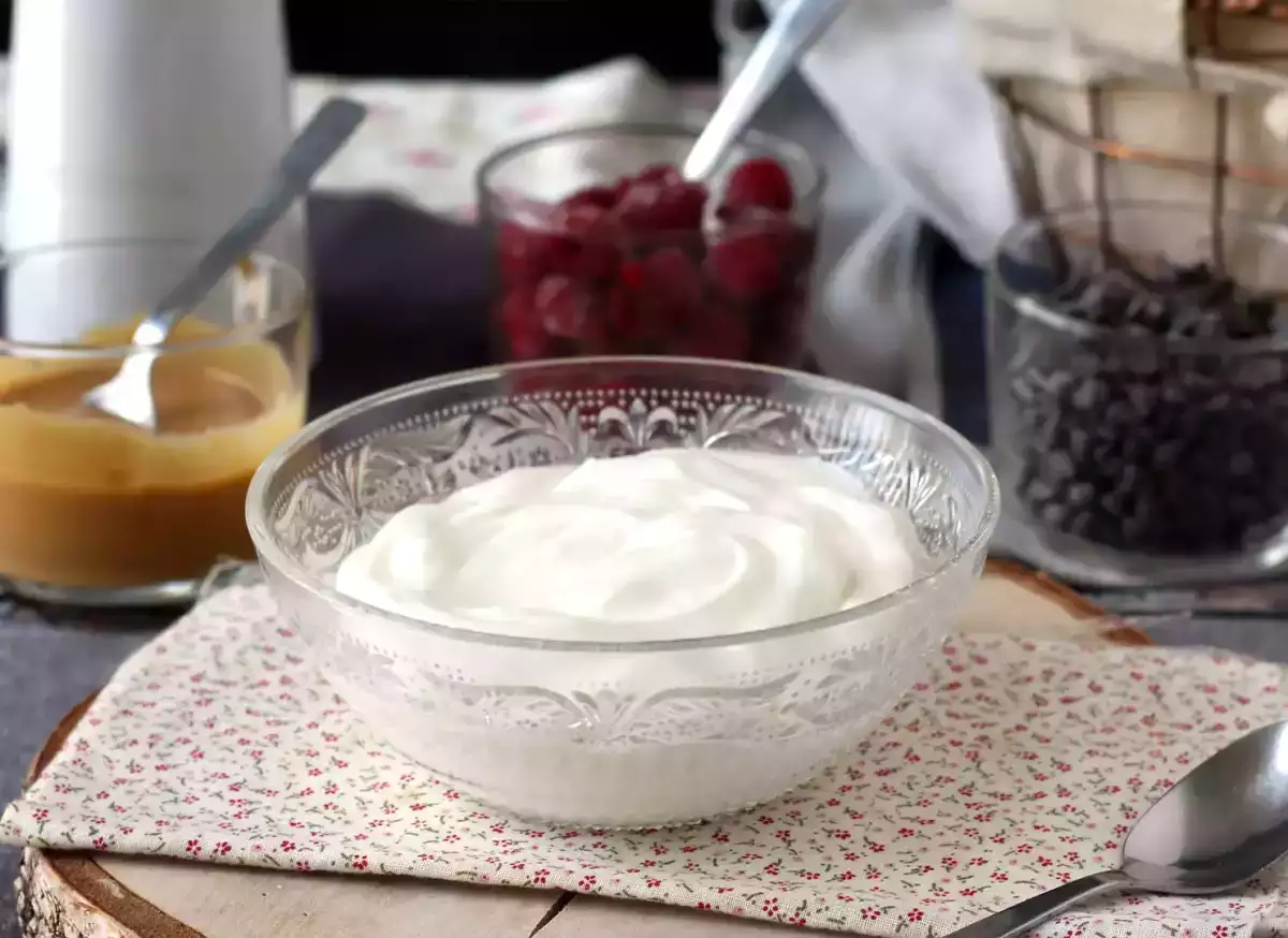 Protein, Fett, Kalorien im Vergleich: Skyr vs. Magerquark vs. griechischer Joghurt - was passt zu dir?