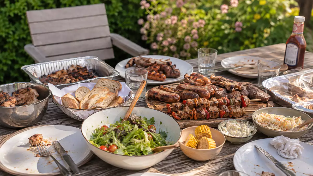 Lassen Sie nach einem Grillfest die Reste niemals länger als diese Zeit auf dem Tisch stehen...