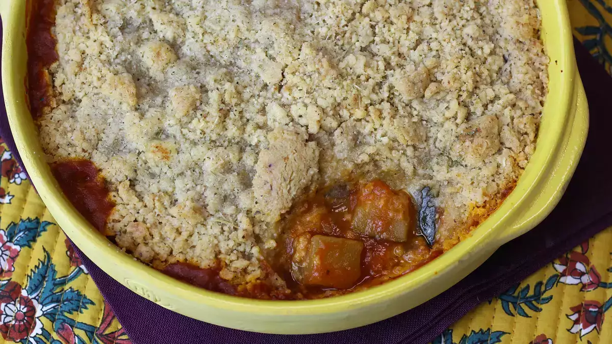 Dieser Ratatouille-Crumble lässt sich im Voraus zubereiten und schmeckt sowohl warm als auch kalt!
