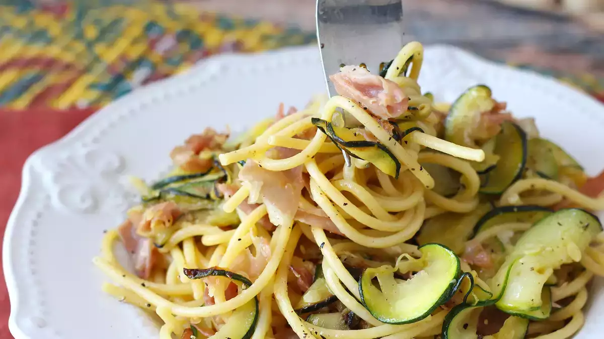 9 Nudelrezepte mit Zucchini, die Sie unbedingt probieren sollten: cremig, schnell zubereitet und unwiderstehlich für den Sommer