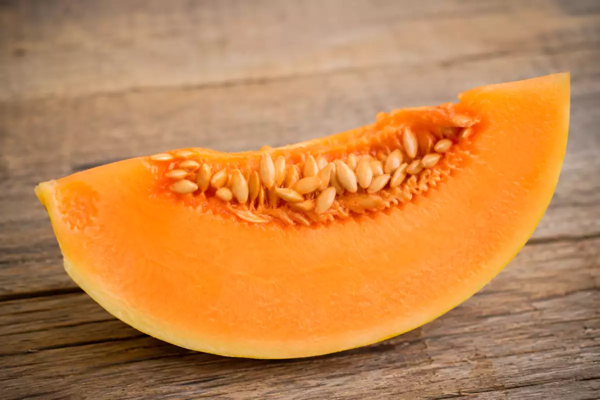 Sollte man die Kerne drin lassen, um eine bereits aufgeschnittene Melone aufzubewahren?